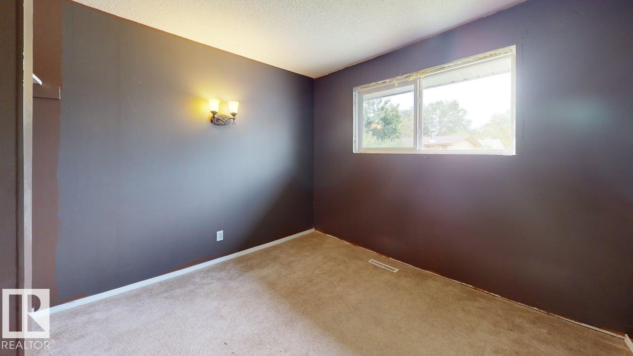4708 47 ST - 27