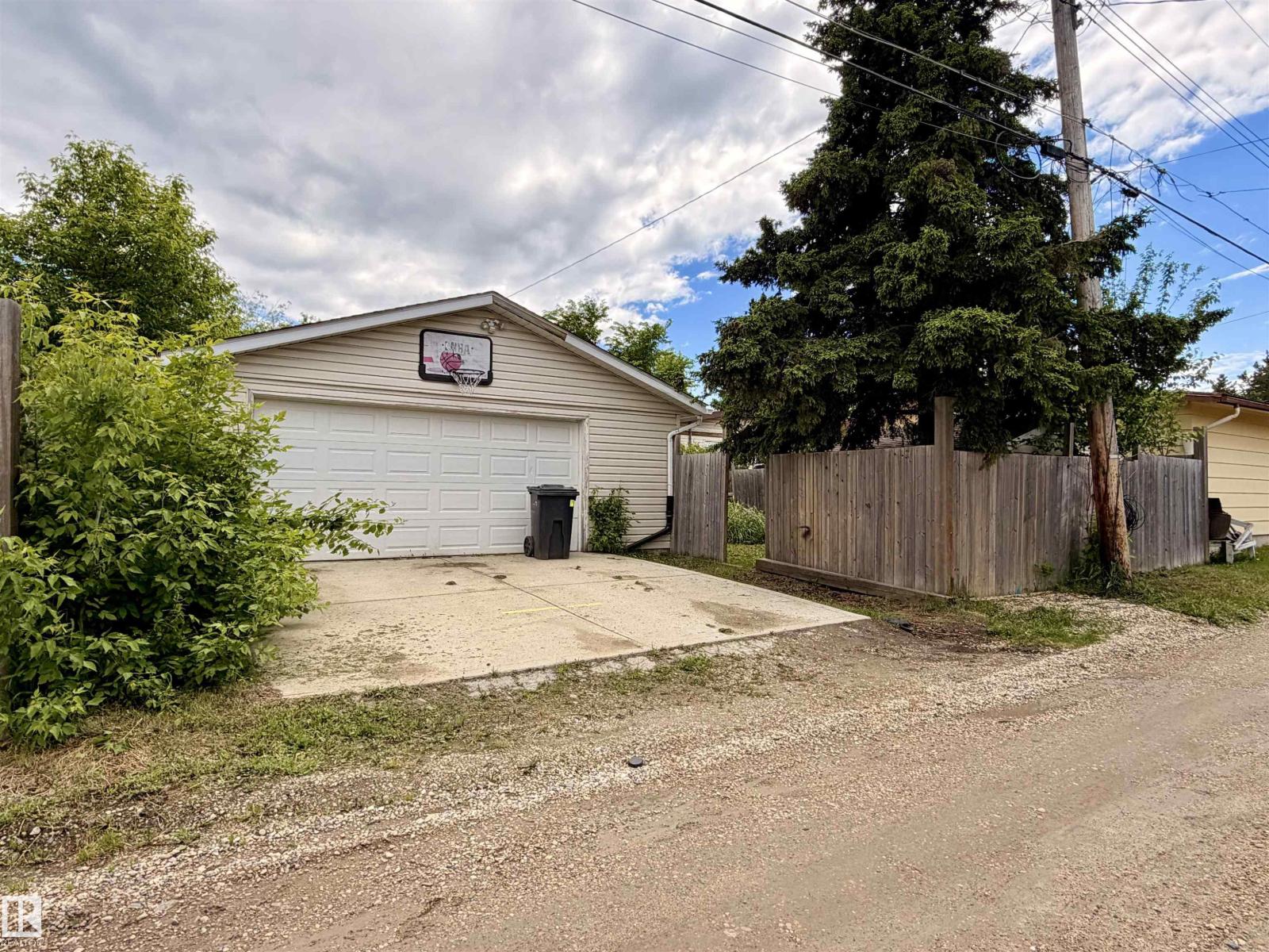 4708 47 ST - 12