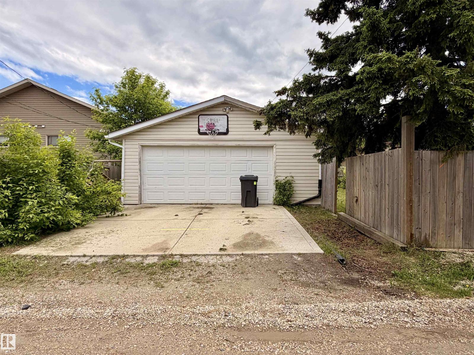 4708 47 ST - 11