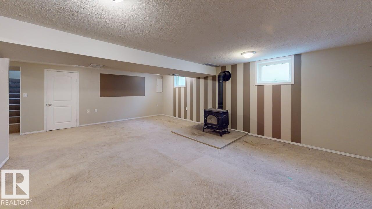 4708 47 ST - 32