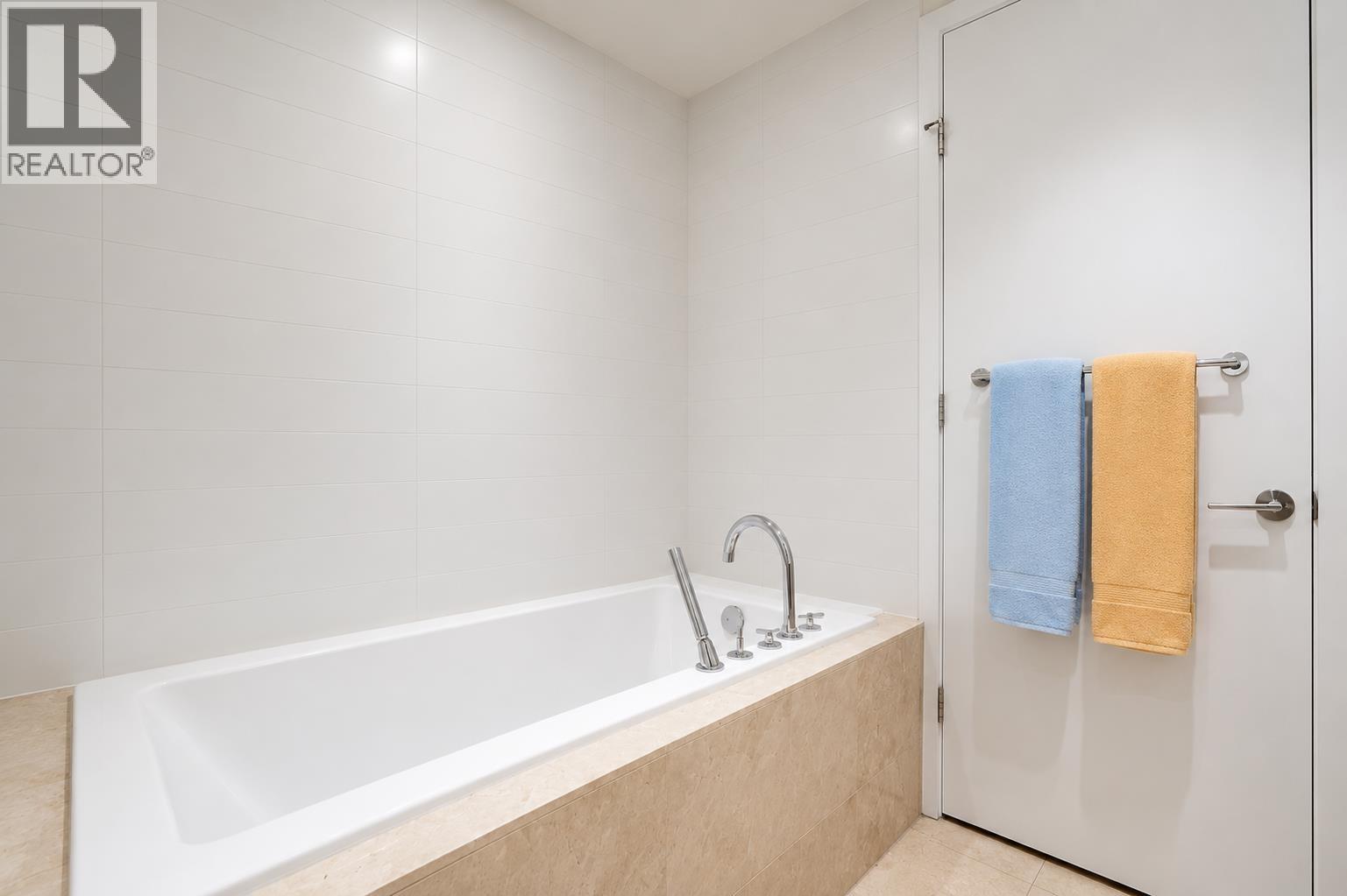 403 788 ARTHUR ERICKSON PLACE, Vancouver