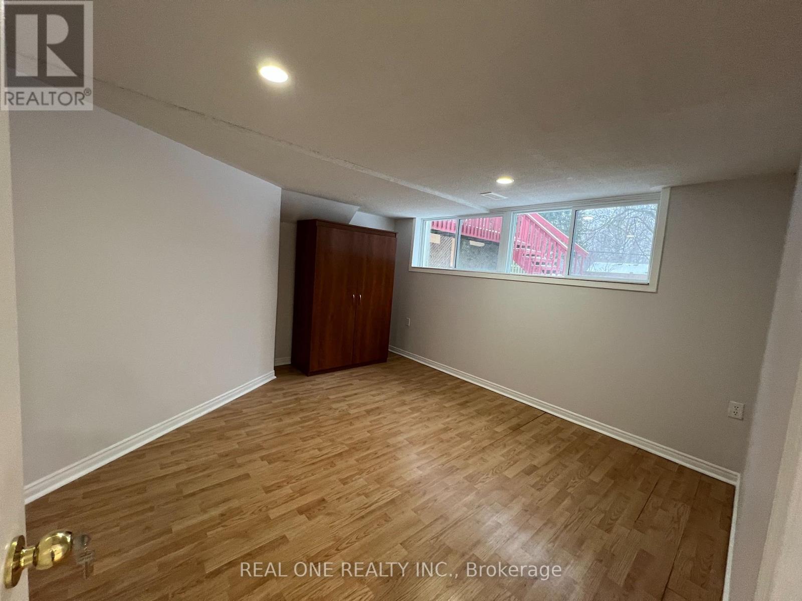 566 MIDDLEWOODS DRIVE - 19