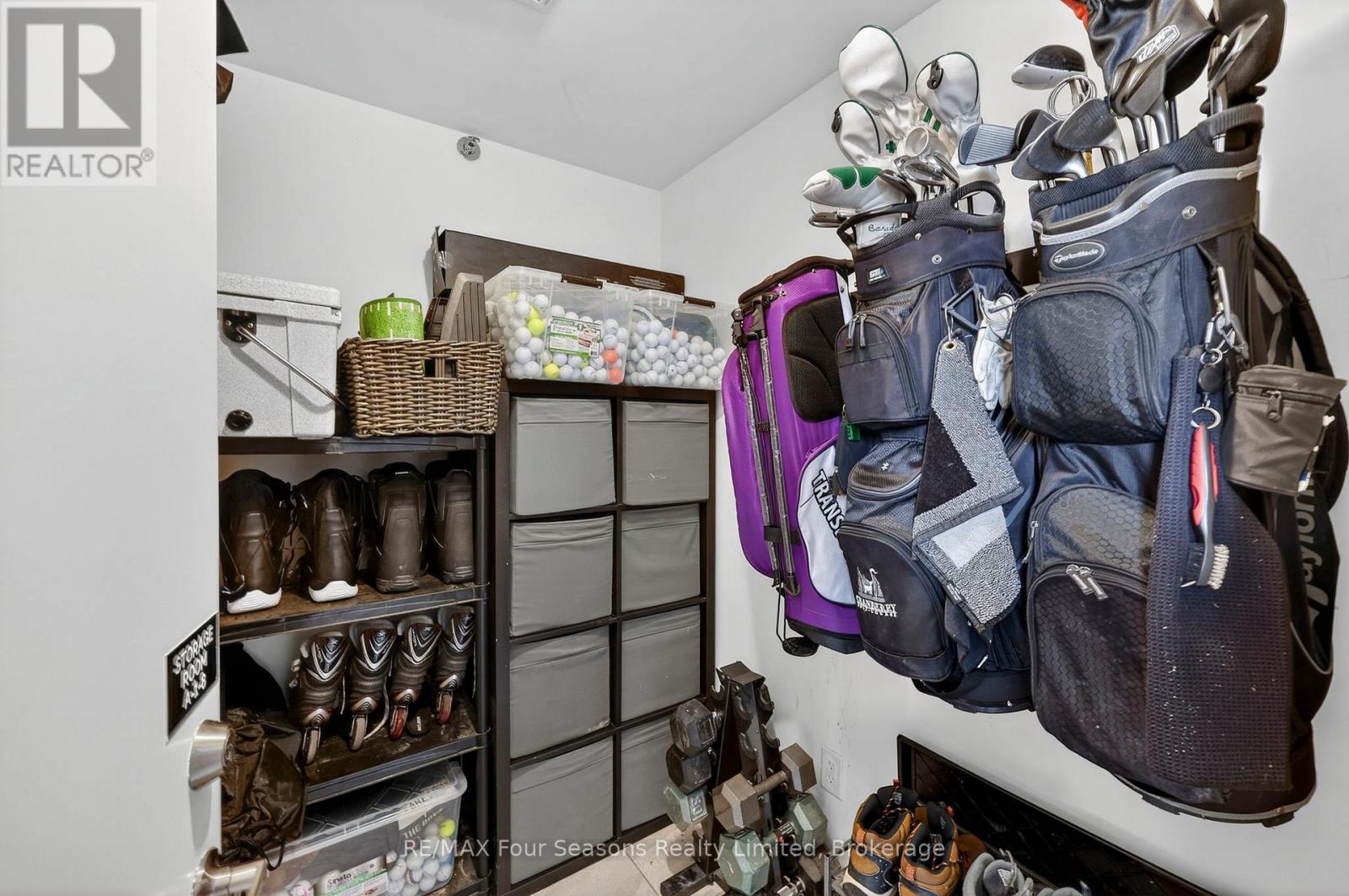 #108 17 SPOONER CRESCENT - 19