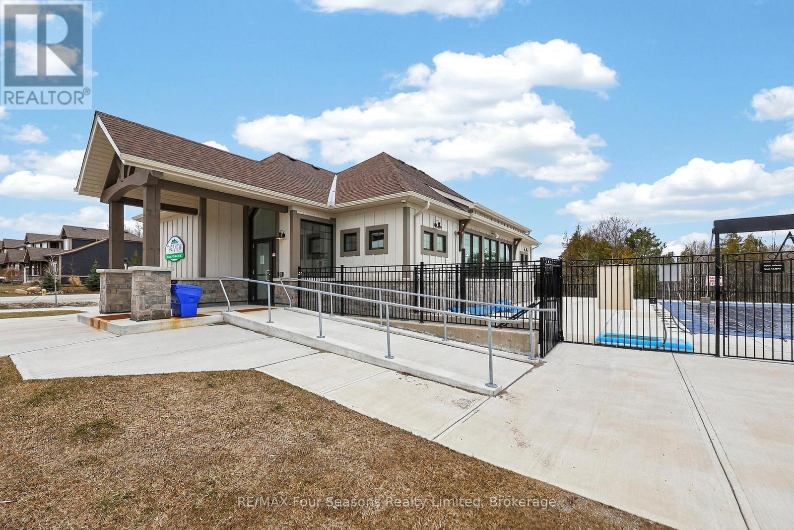 #108 17 SPOONER CRESCENT - 22