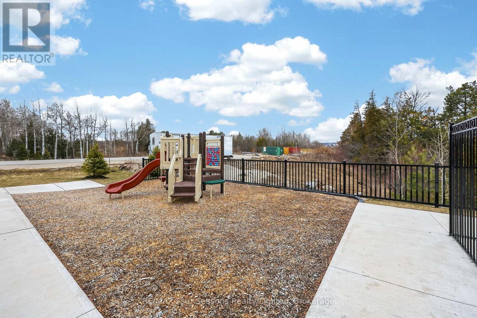 #108 17 SPOONER CRESCENT - 24