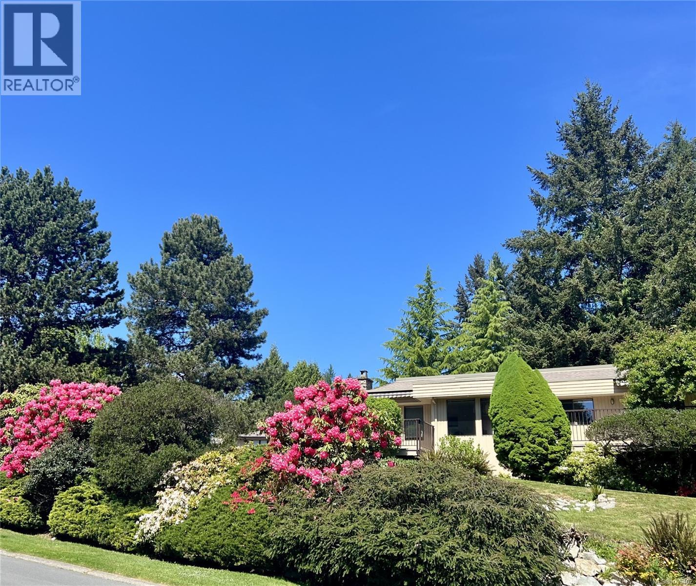 8587 Sansum Park Dr, North Saanich