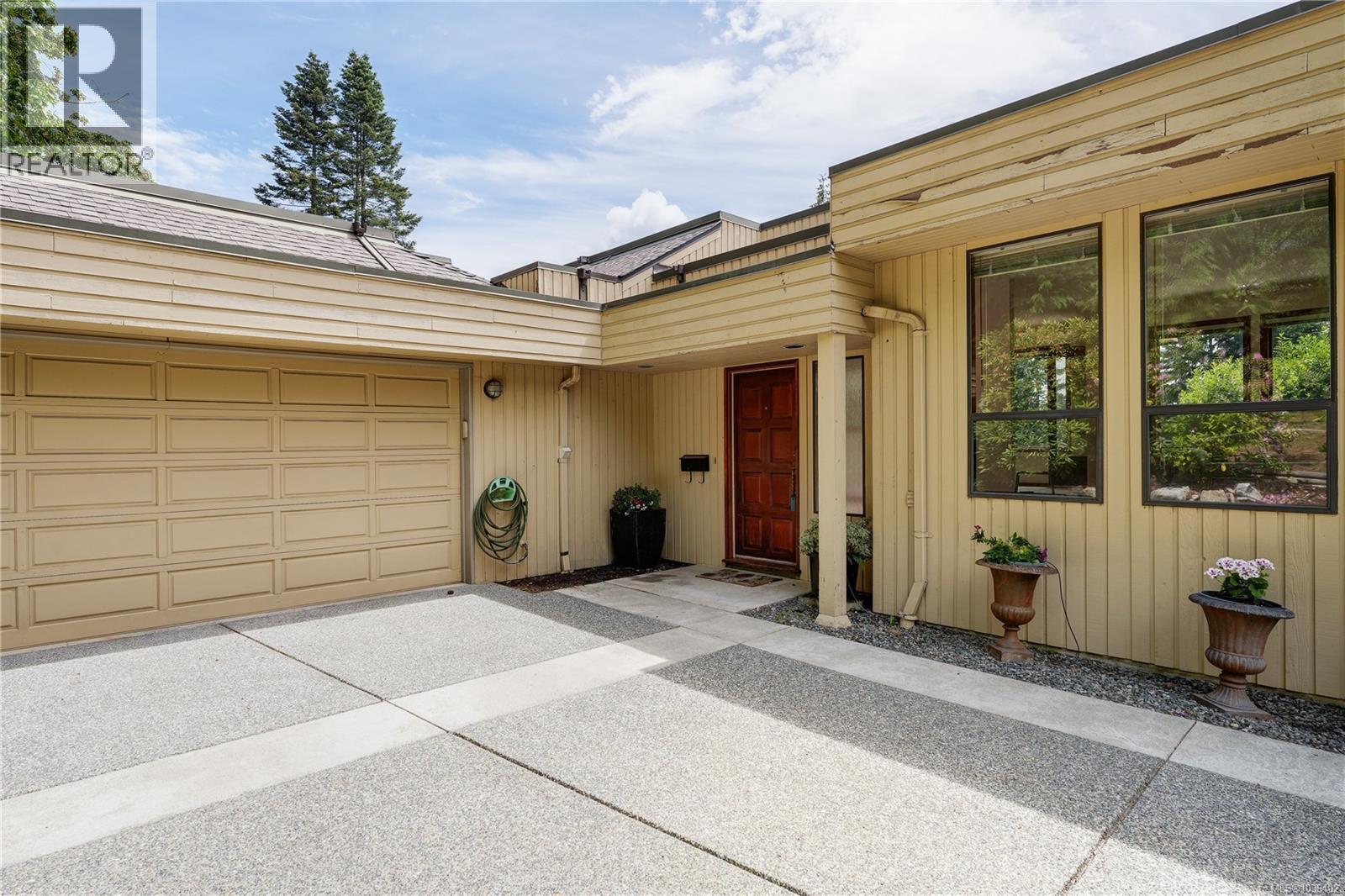 8587 Sansum Park Dr, North Saanich