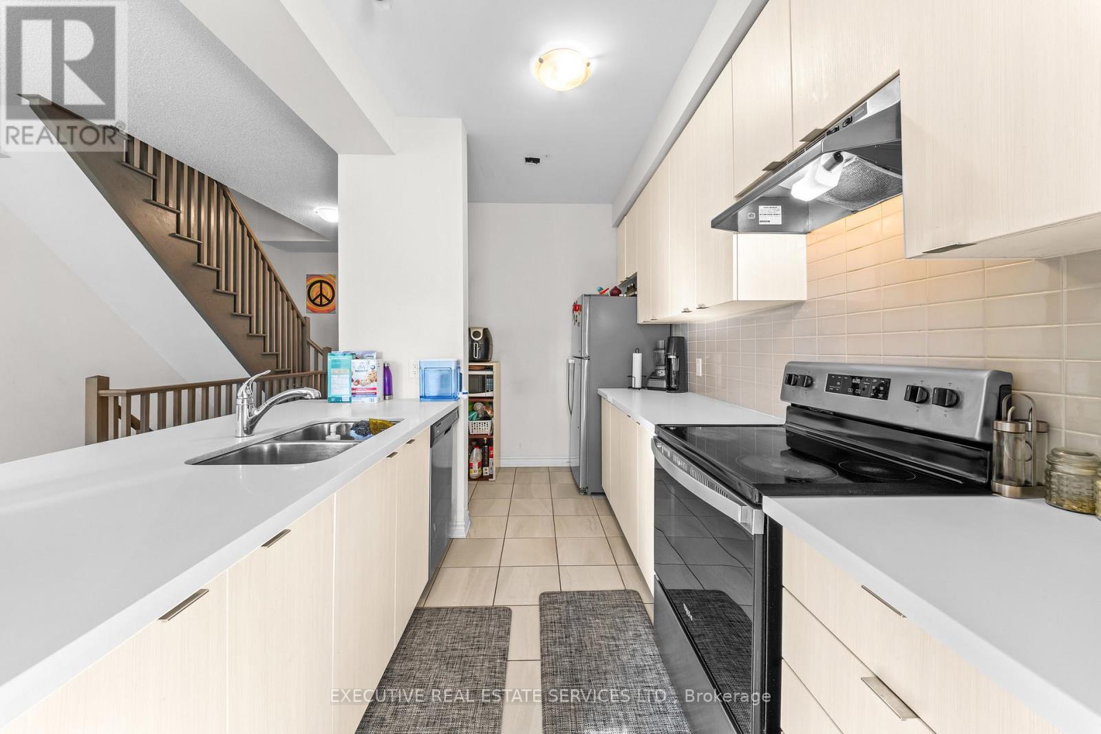 #75 50 EDINBURGH DRIVE - 19