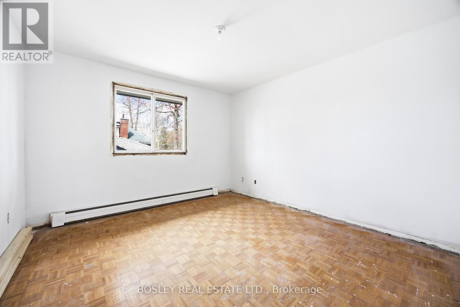 24 OAKWOOD AVENUE N - 10
