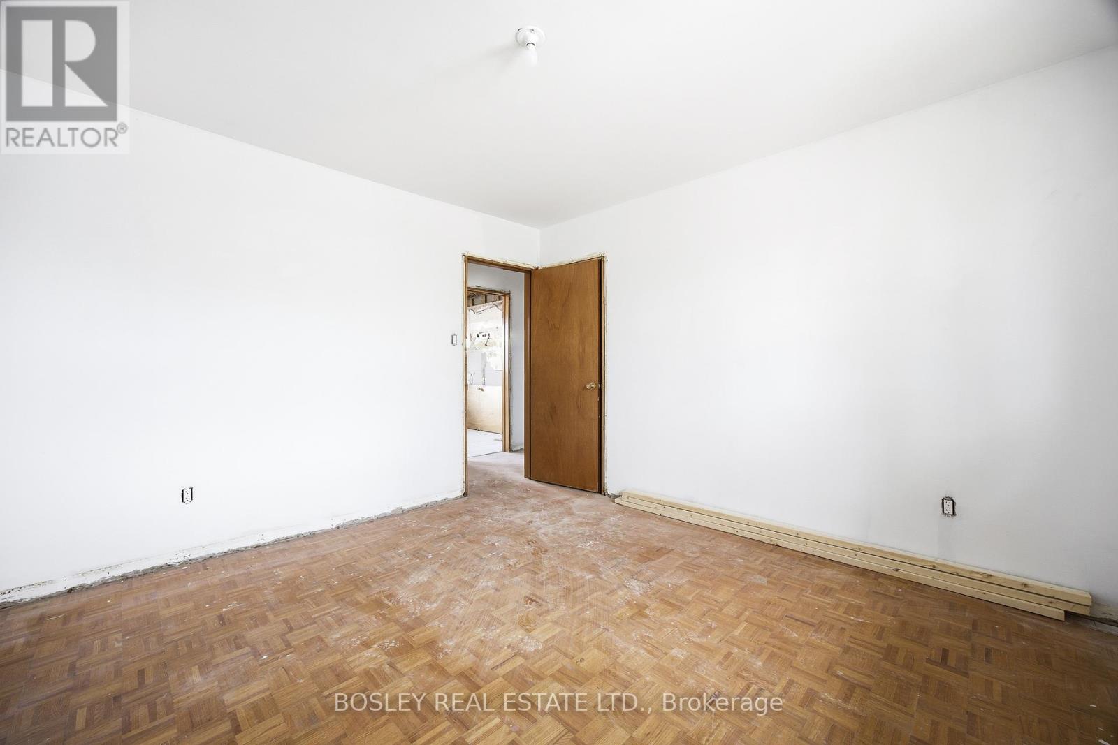 24 OAKWOOD AVENUE N - 11