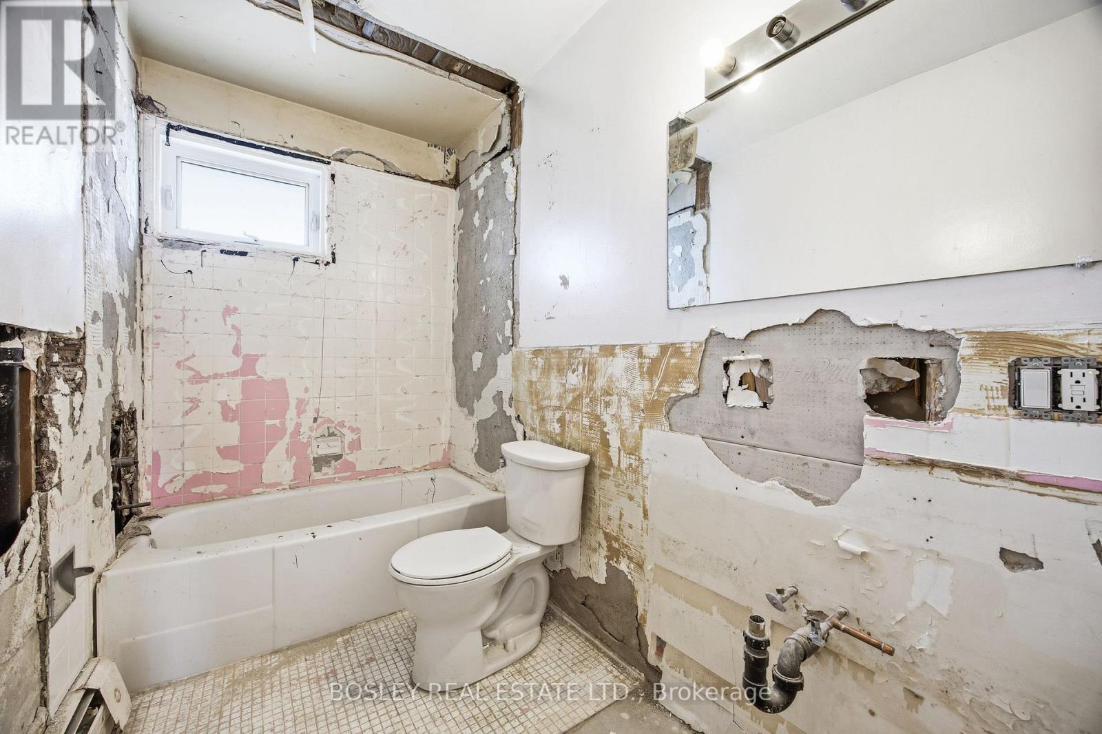 24 OAKWOOD AVENUE N - 12