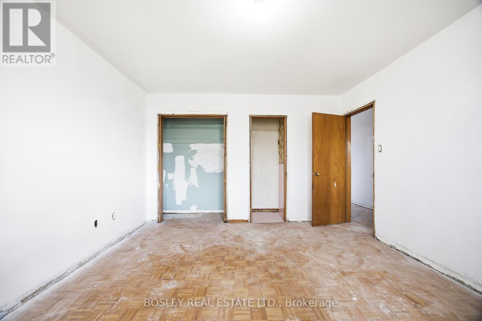 24 OAKWOOD AVENUE N - 14