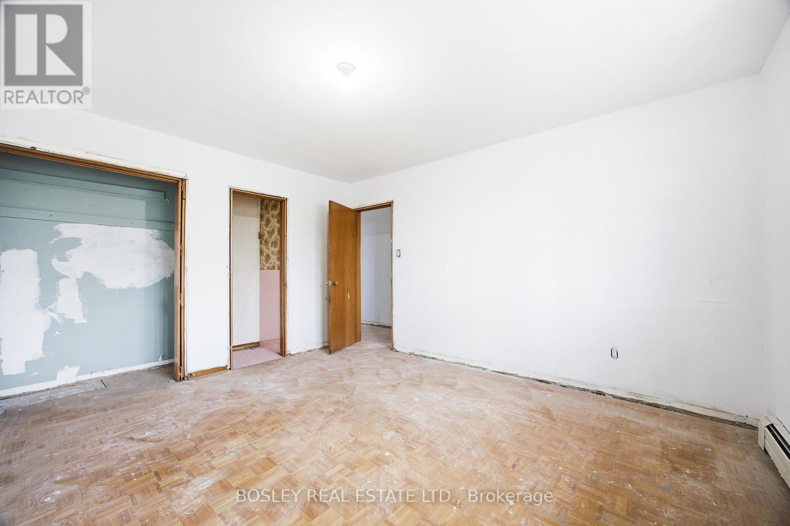24 OAKWOOD AVENUE N - 15