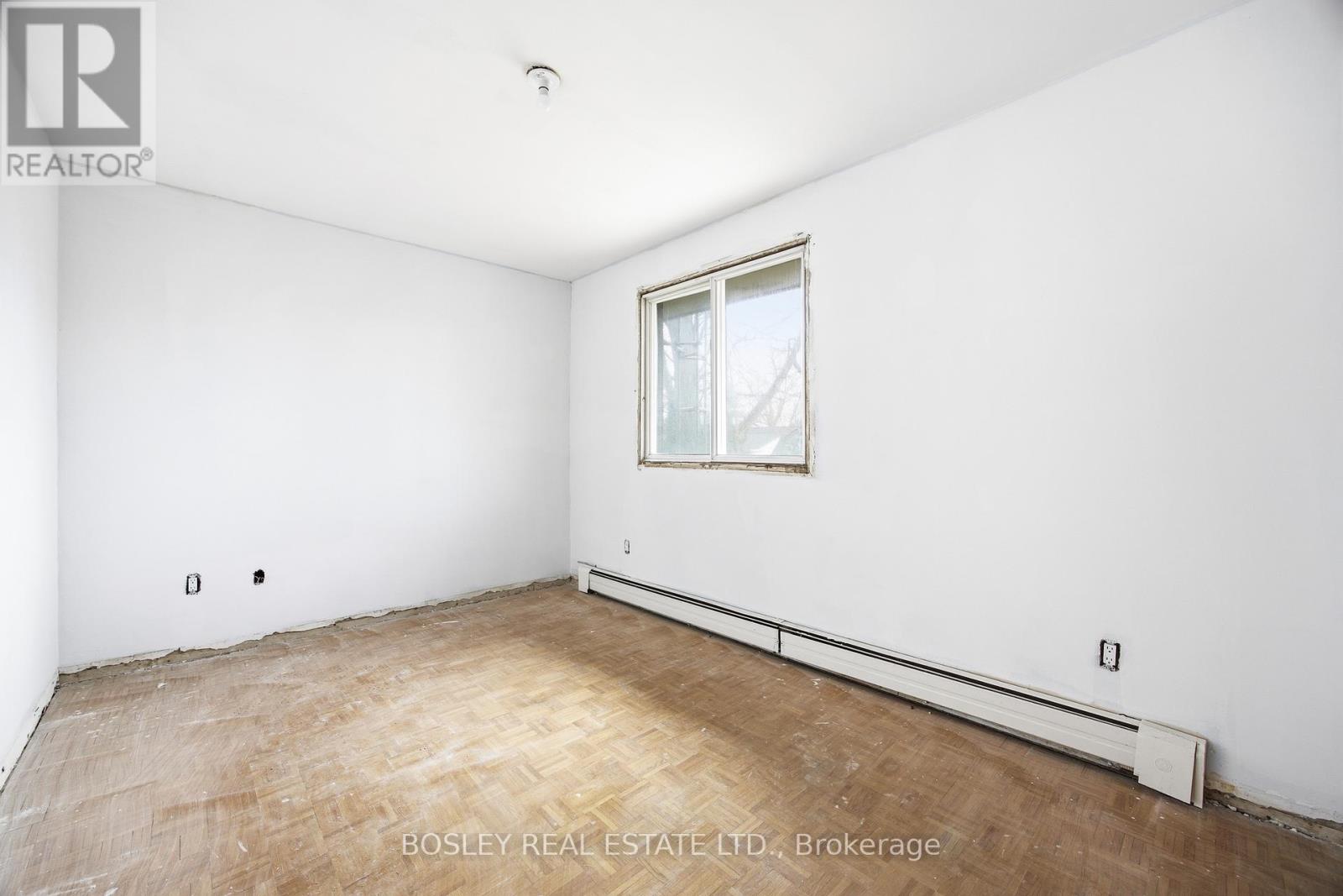 24 OAKWOOD AVENUE N - 16