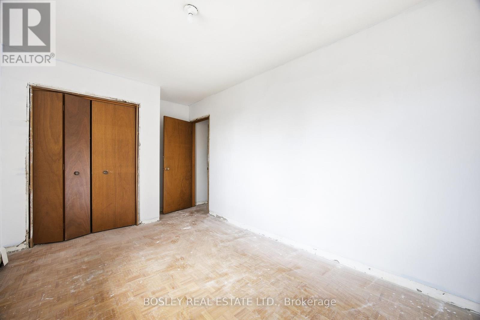 24 OAKWOOD AVENUE N - 17