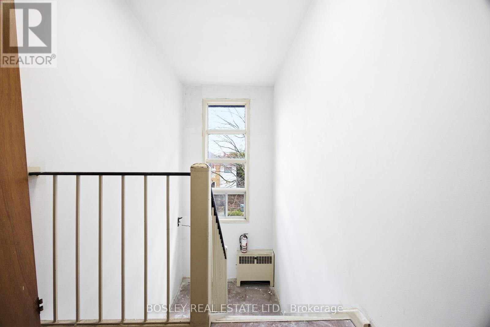 24 OAKWOOD AVENUE N - 18