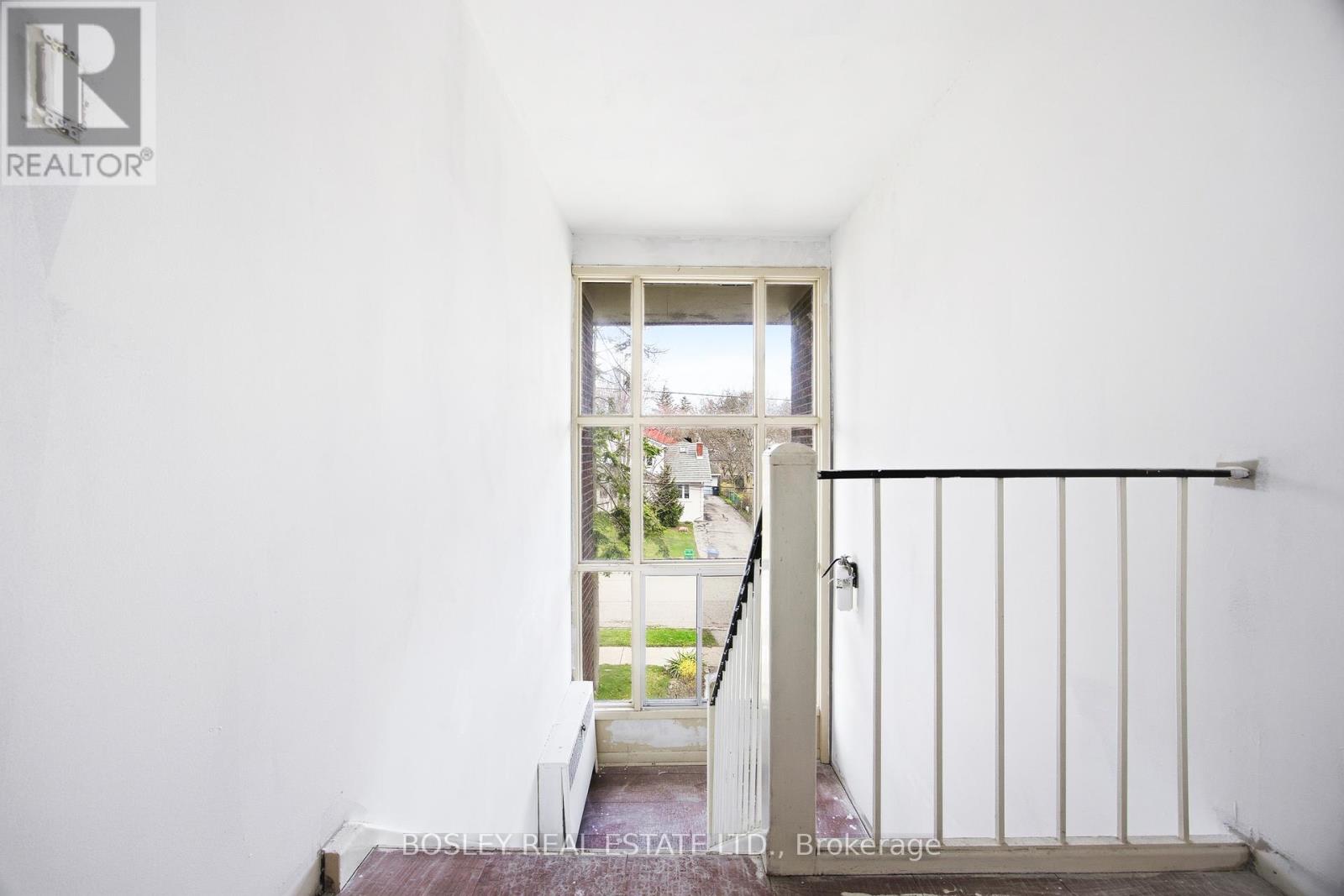 24 OAKWOOD AVENUE N - 19