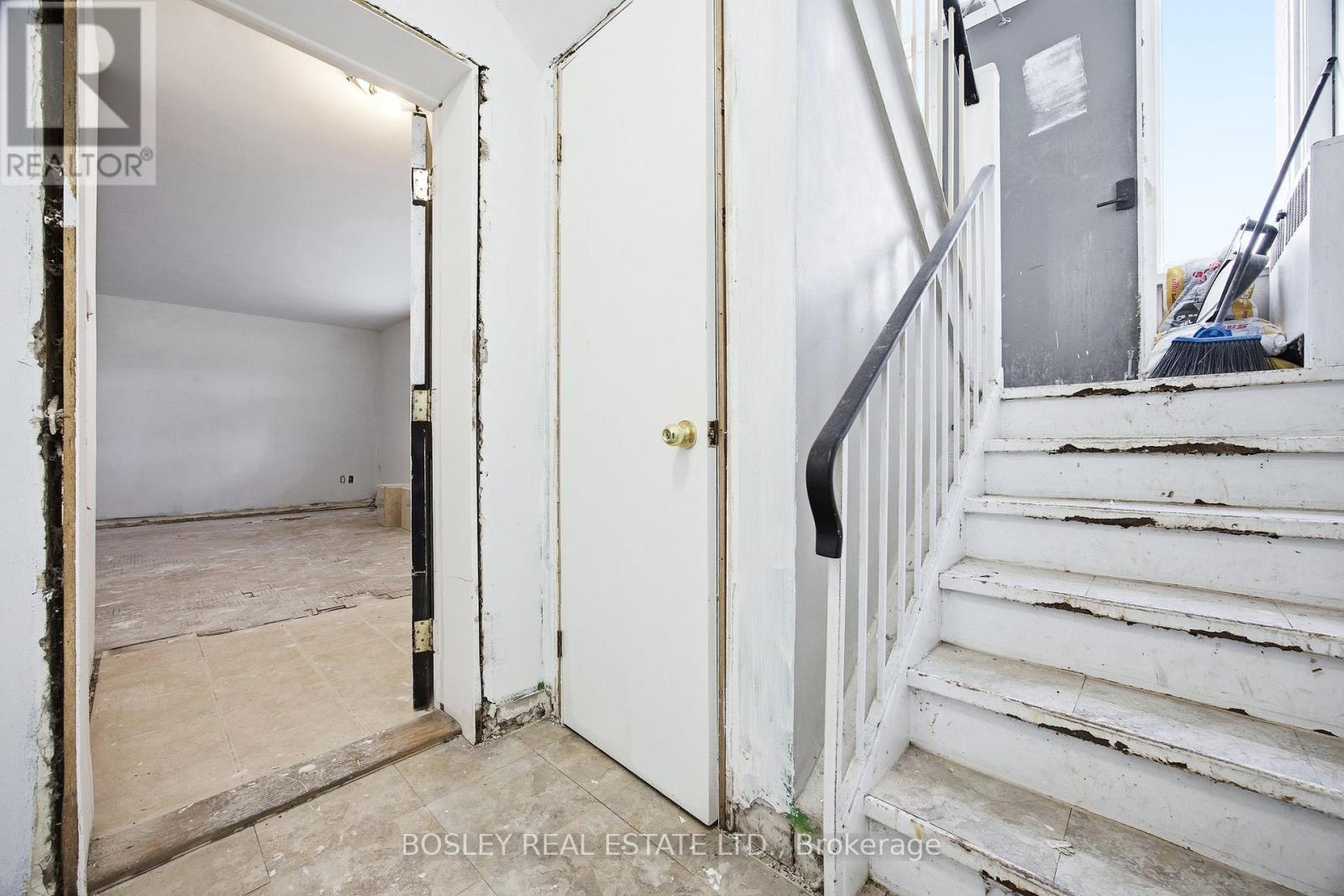 24 OAKWOOD AVENUE N - 20