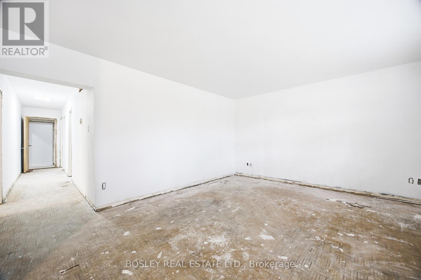 24 OAKWOOD AVENUE N - 21
