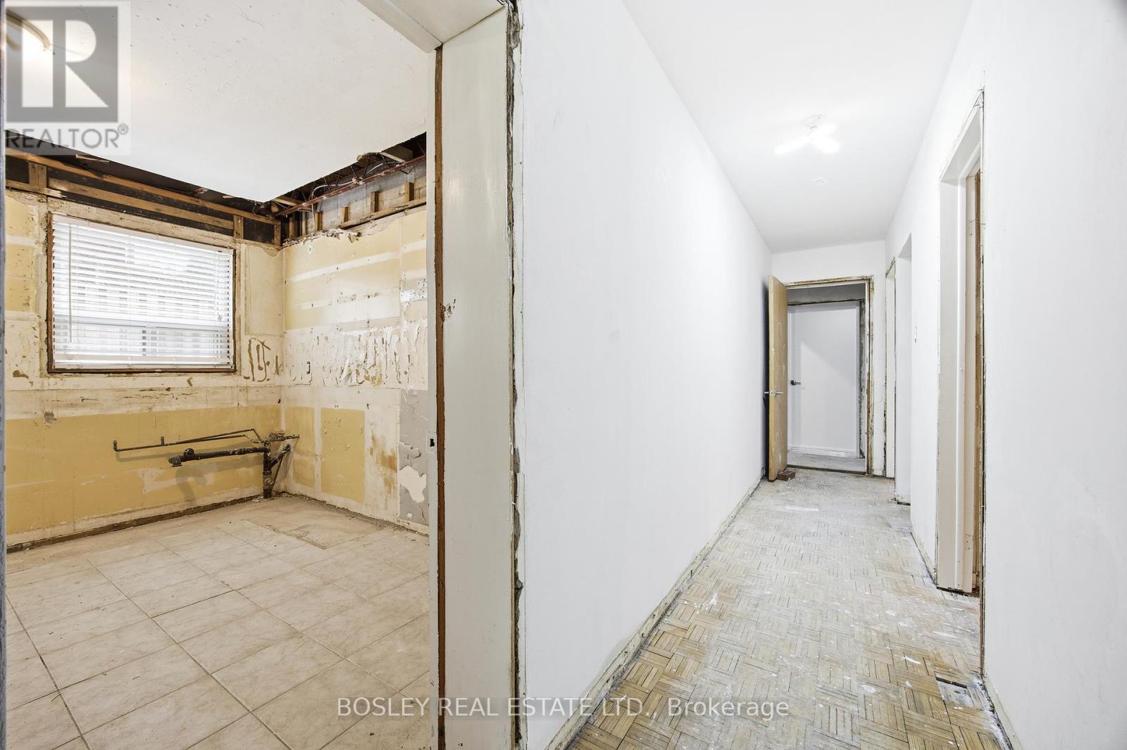 24 OAKWOOD AVENUE N - 23