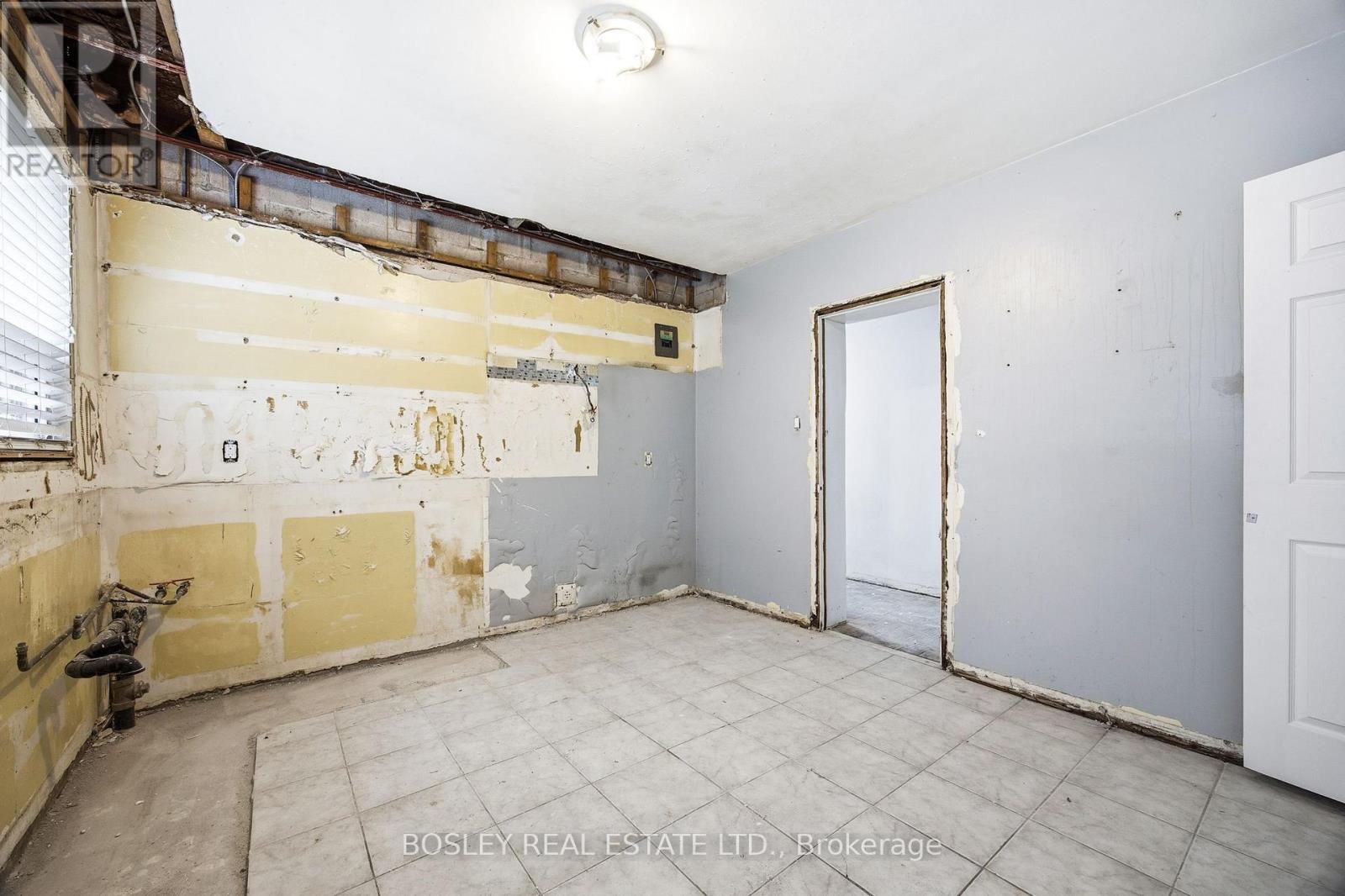 24 OAKWOOD AVENUE N - 25