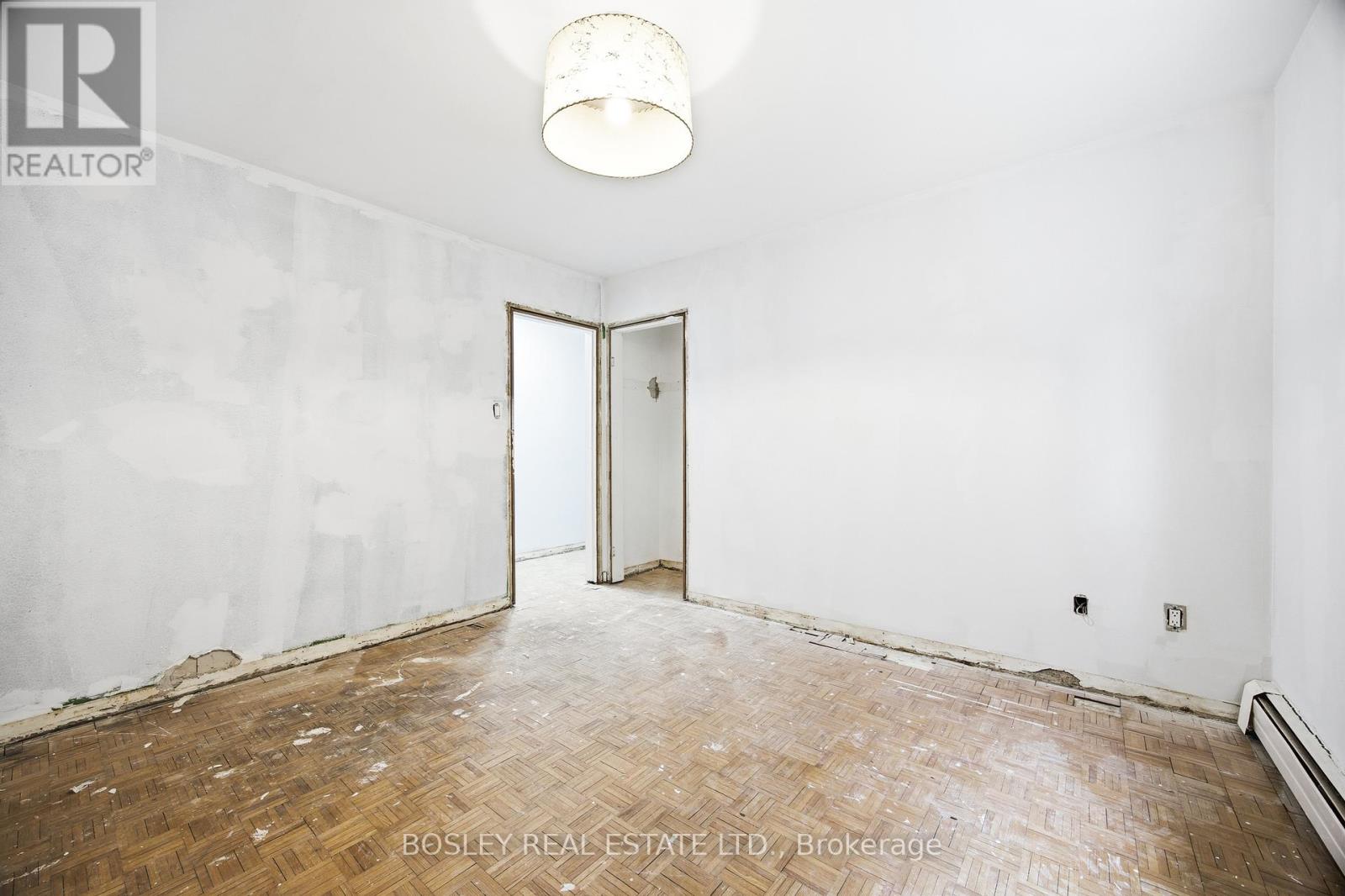 24 OAKWOOD AVENUE N - 26