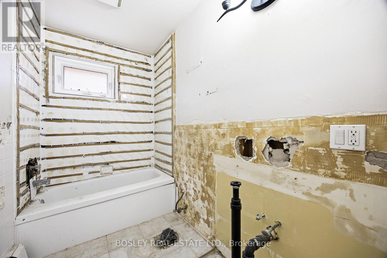 24 OAKWOOD AVENUE N - 27