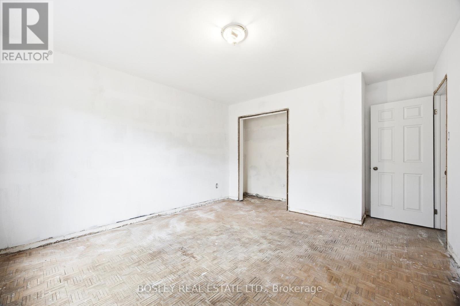 24 OAKWOOD AVENUE N - 29