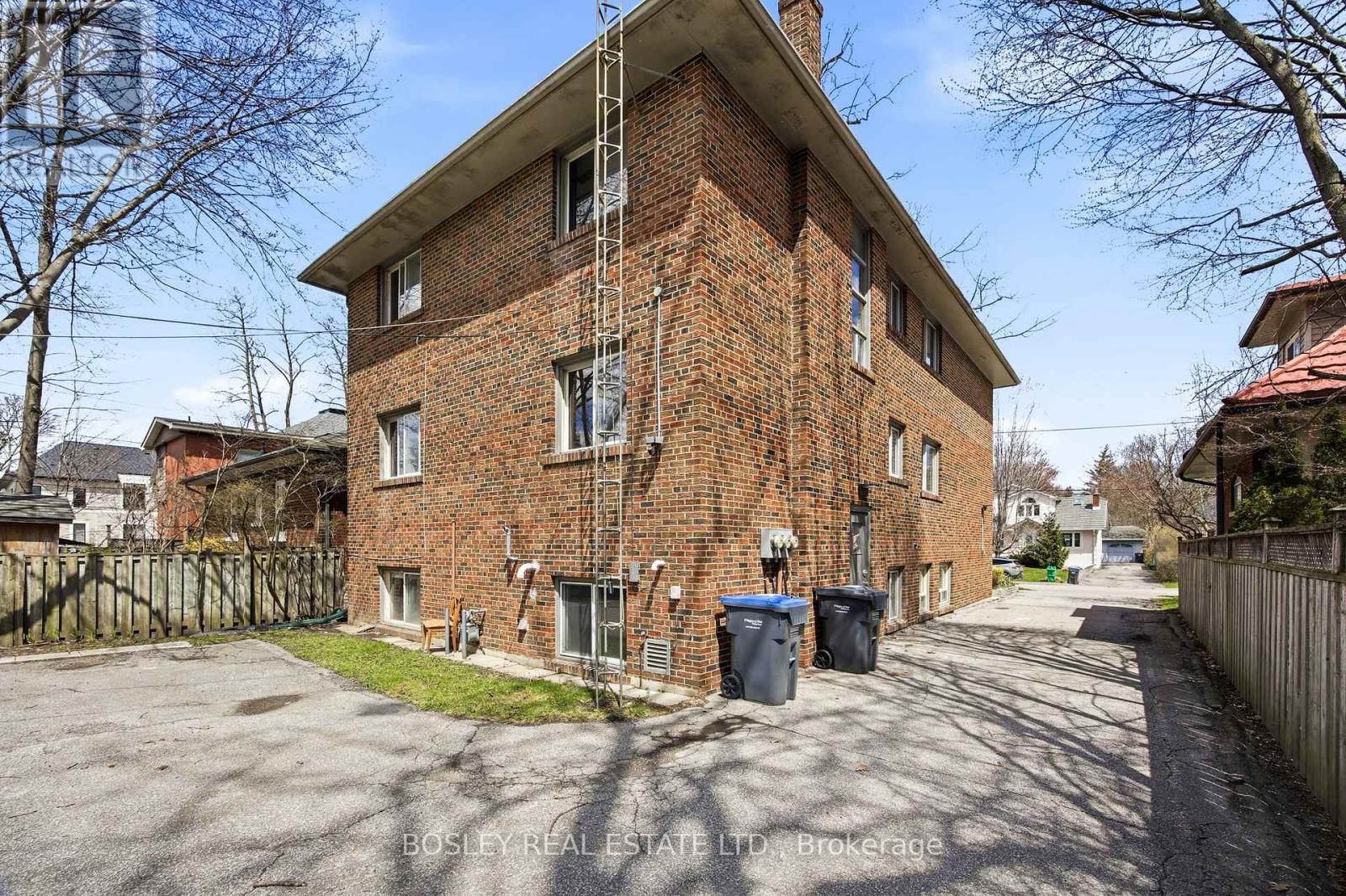 24 OAKWOOD AVENUE N - 31