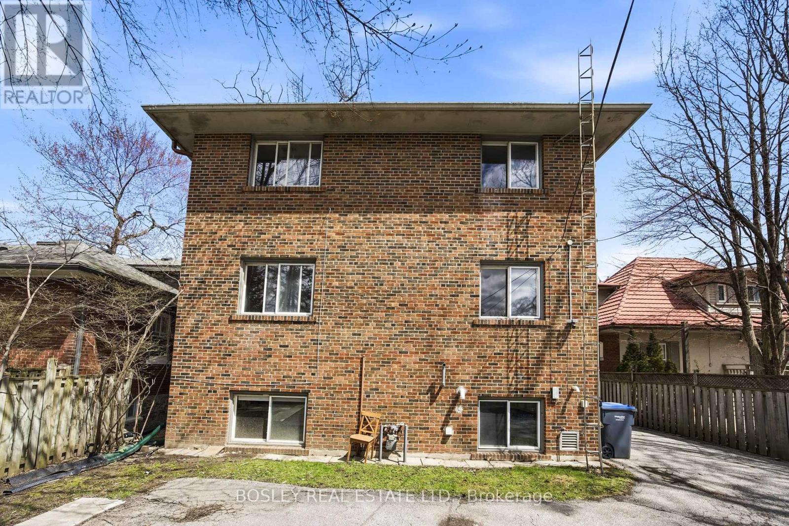 24 OAKWOOD AVENUE N - 32