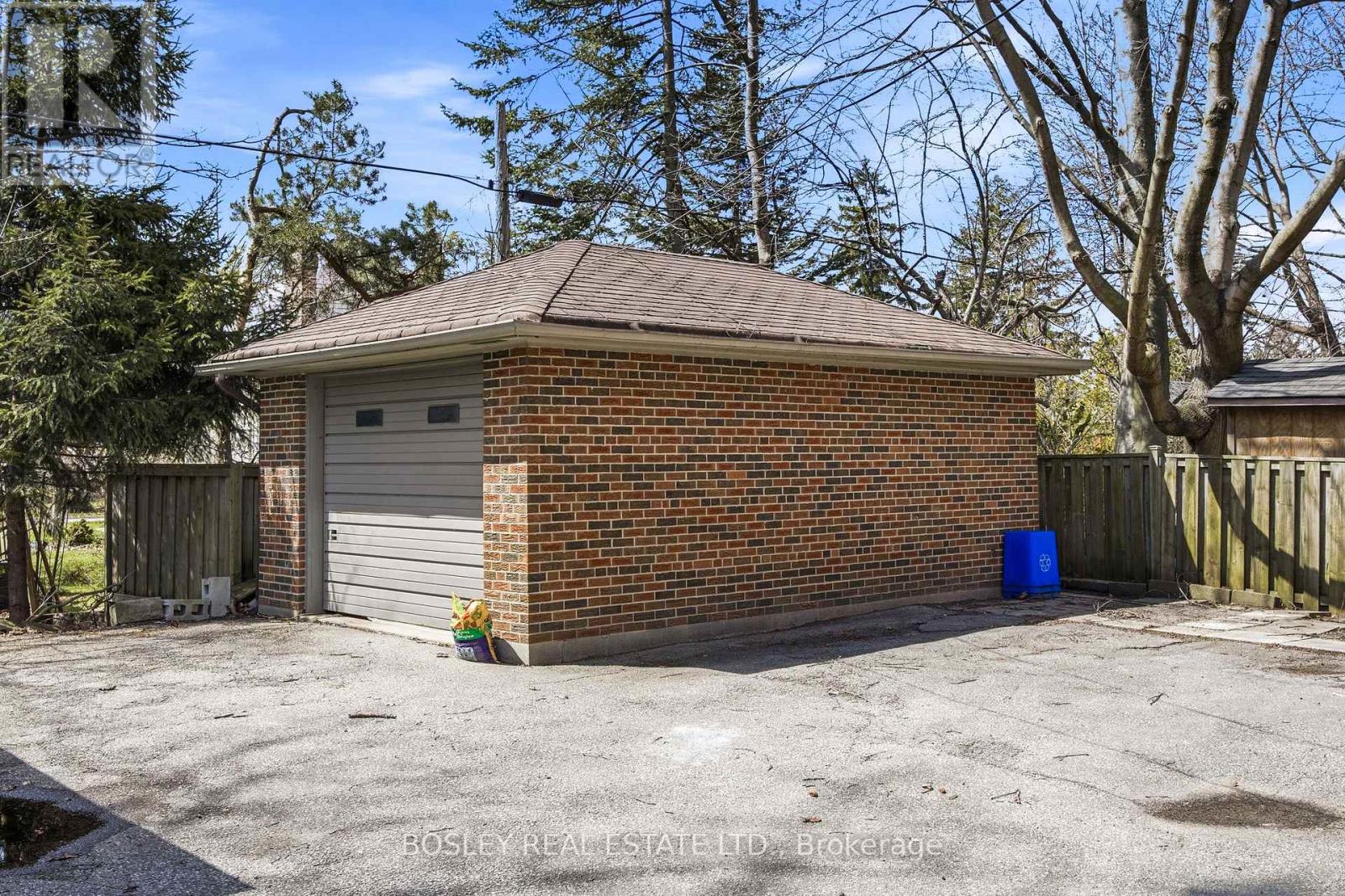 24 OAKWOOD AVENUE N - 33