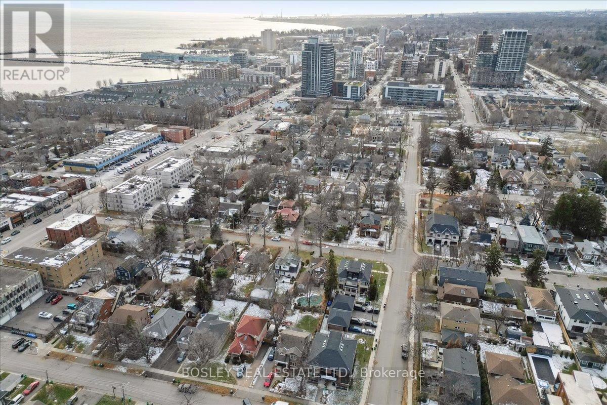 24 OAKWOOD AVENUE N - 36