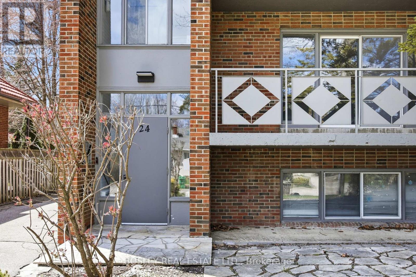 24 OAKWOOD AVENUE N - 4