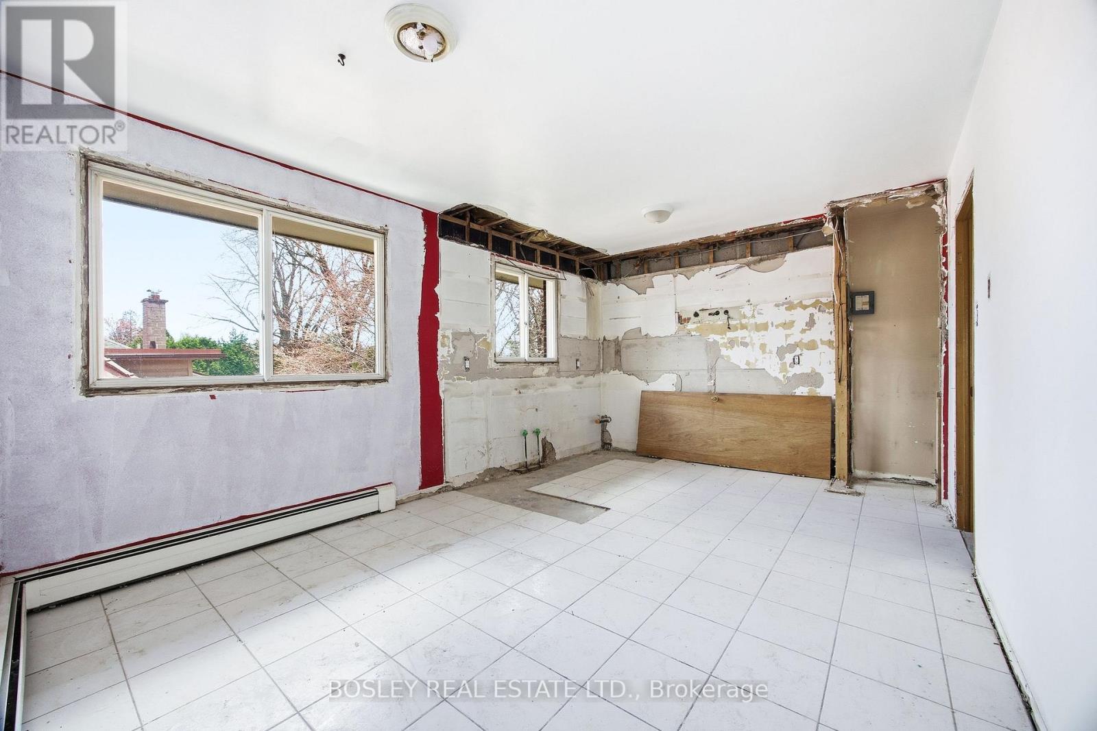 24 OAKWOOD AVENUE N - 8