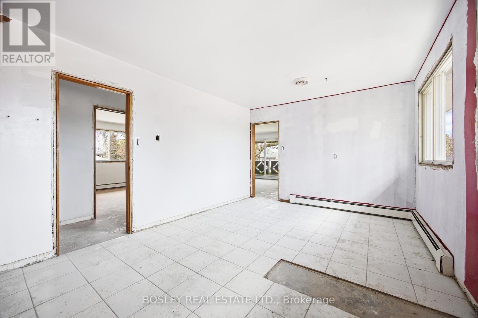 24 OAKWOOD AVENUE N - 9
