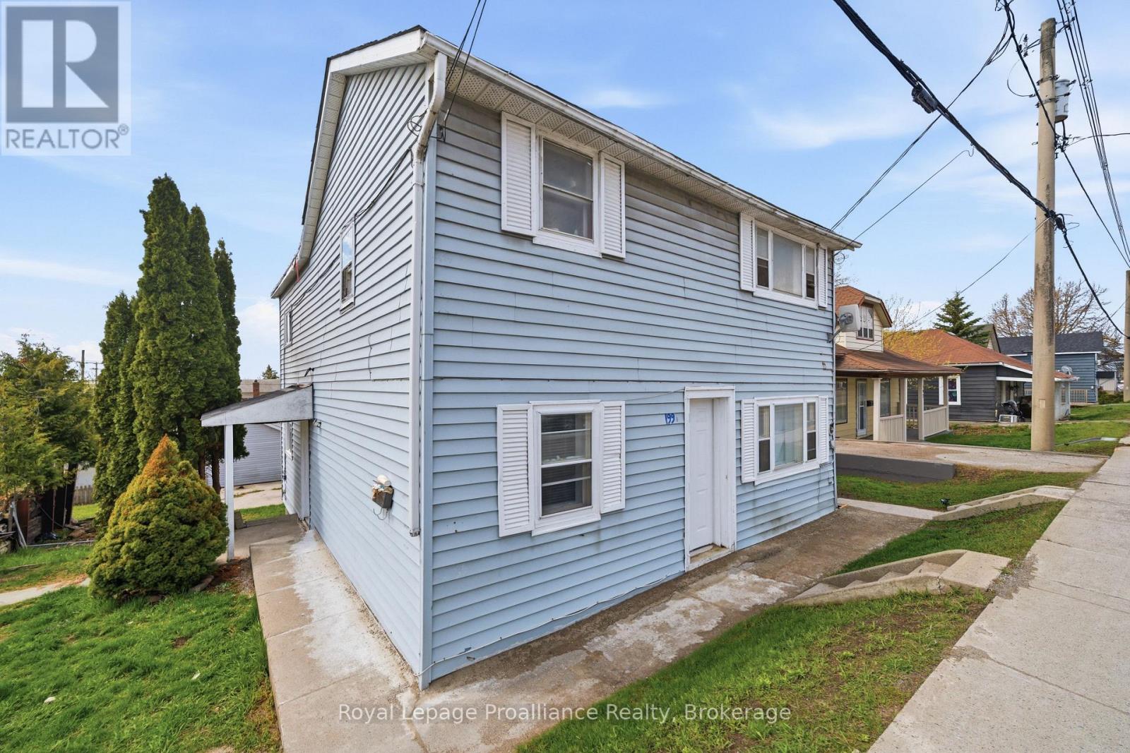 199 DUNDAS STREET E - 1