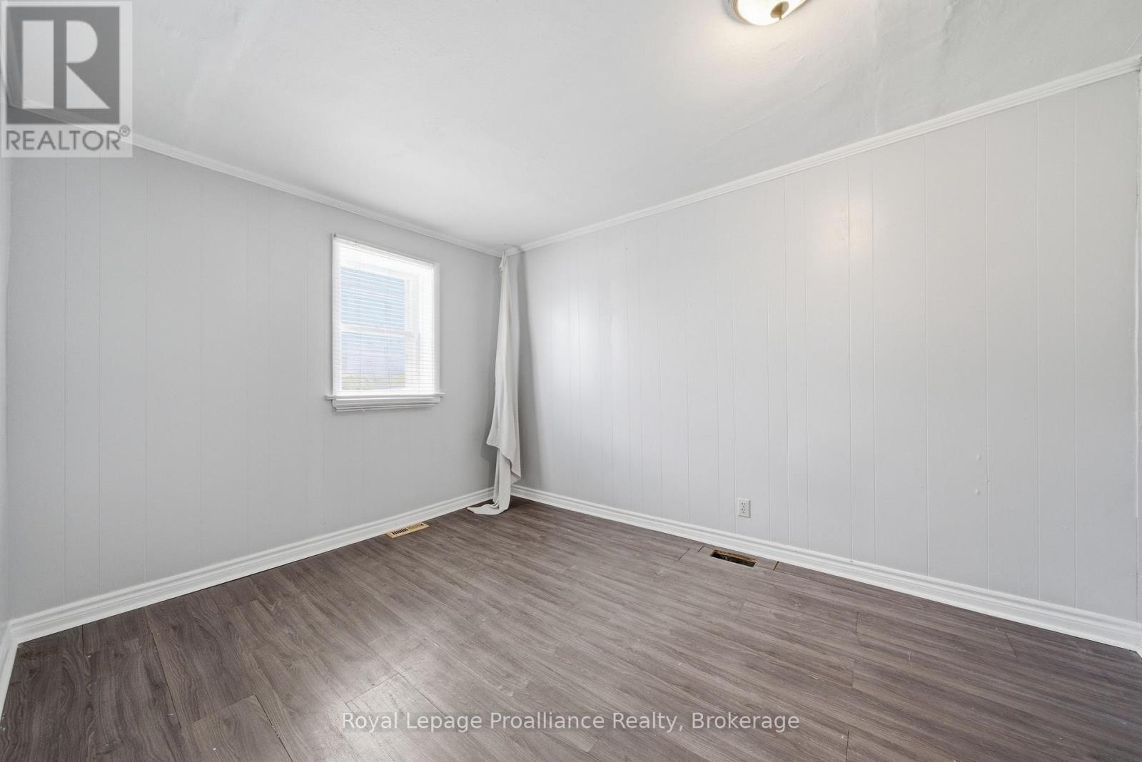 199 DUNDAS STREET E - 11