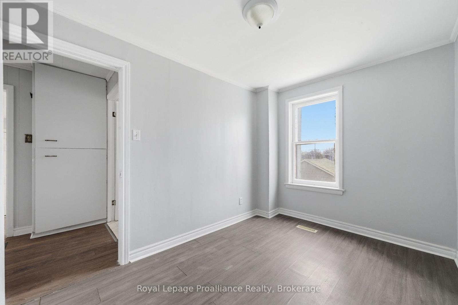 199 DUNDAS STREET E - 17