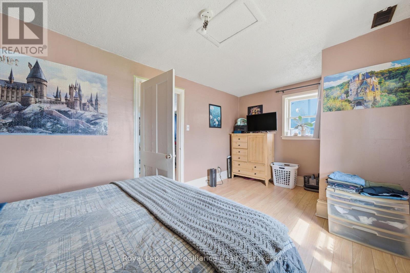 199 DUNDAS STREET E - 22