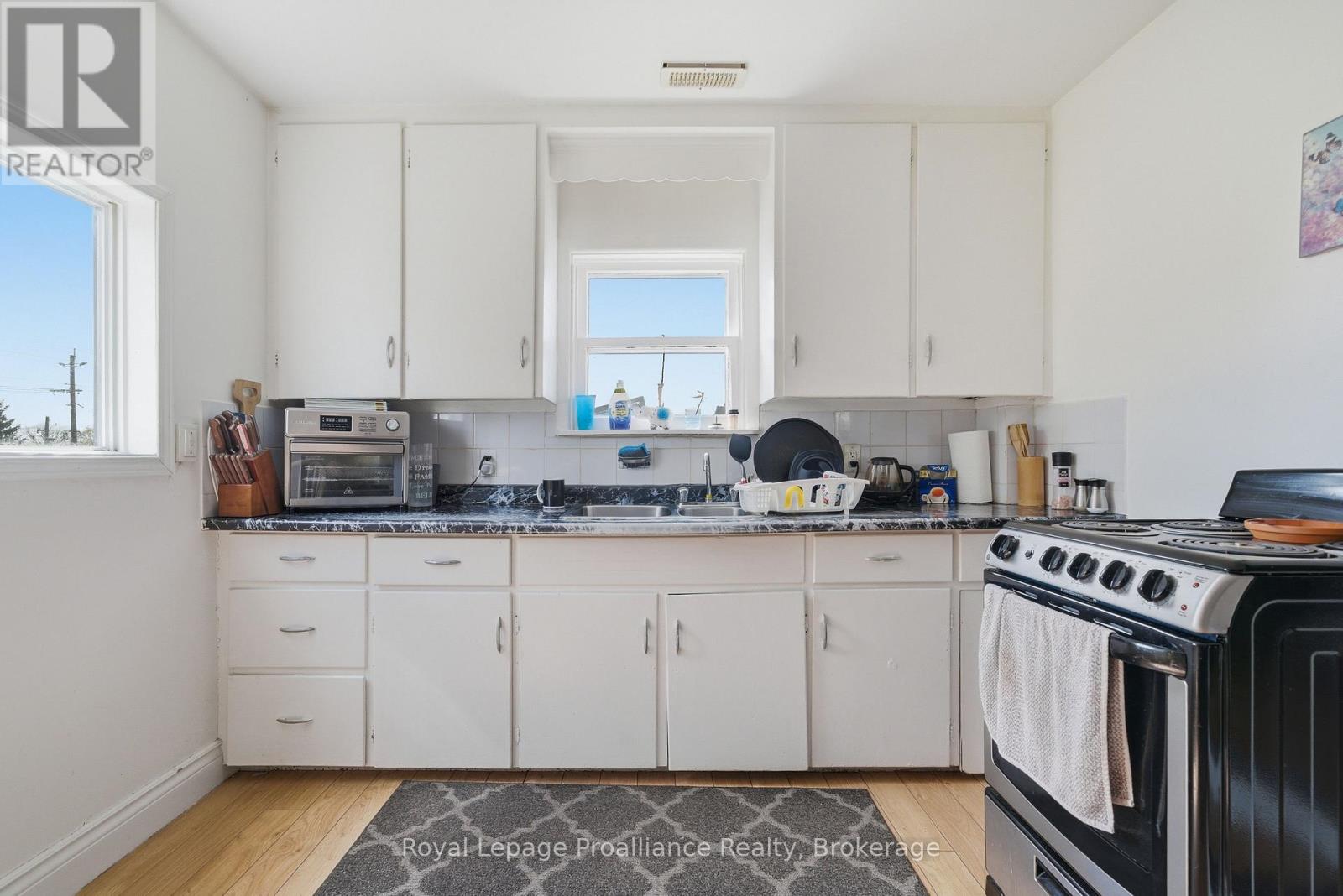 199 DUNDAS STREET E - 26