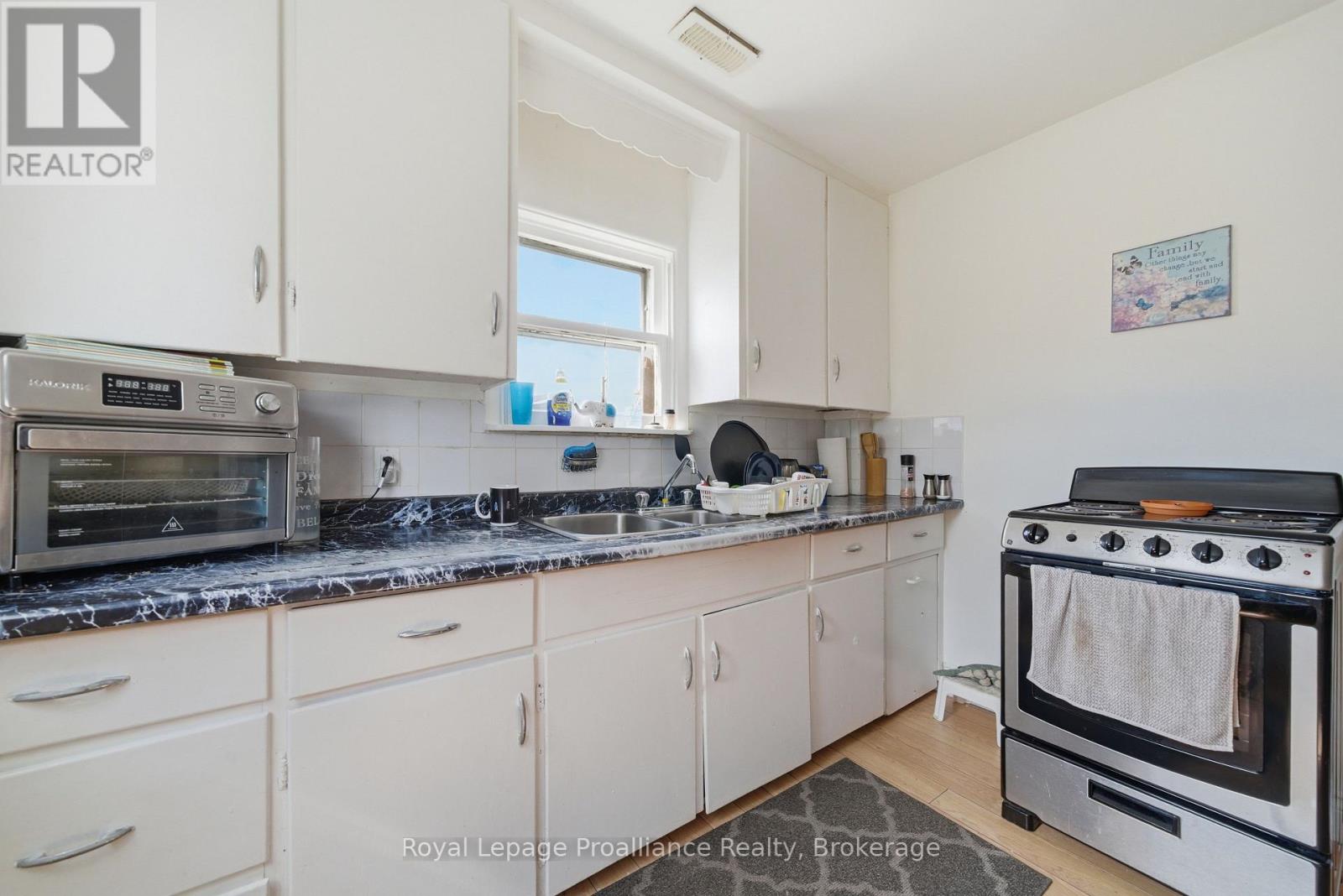199 DUNDAS STREET E - 27