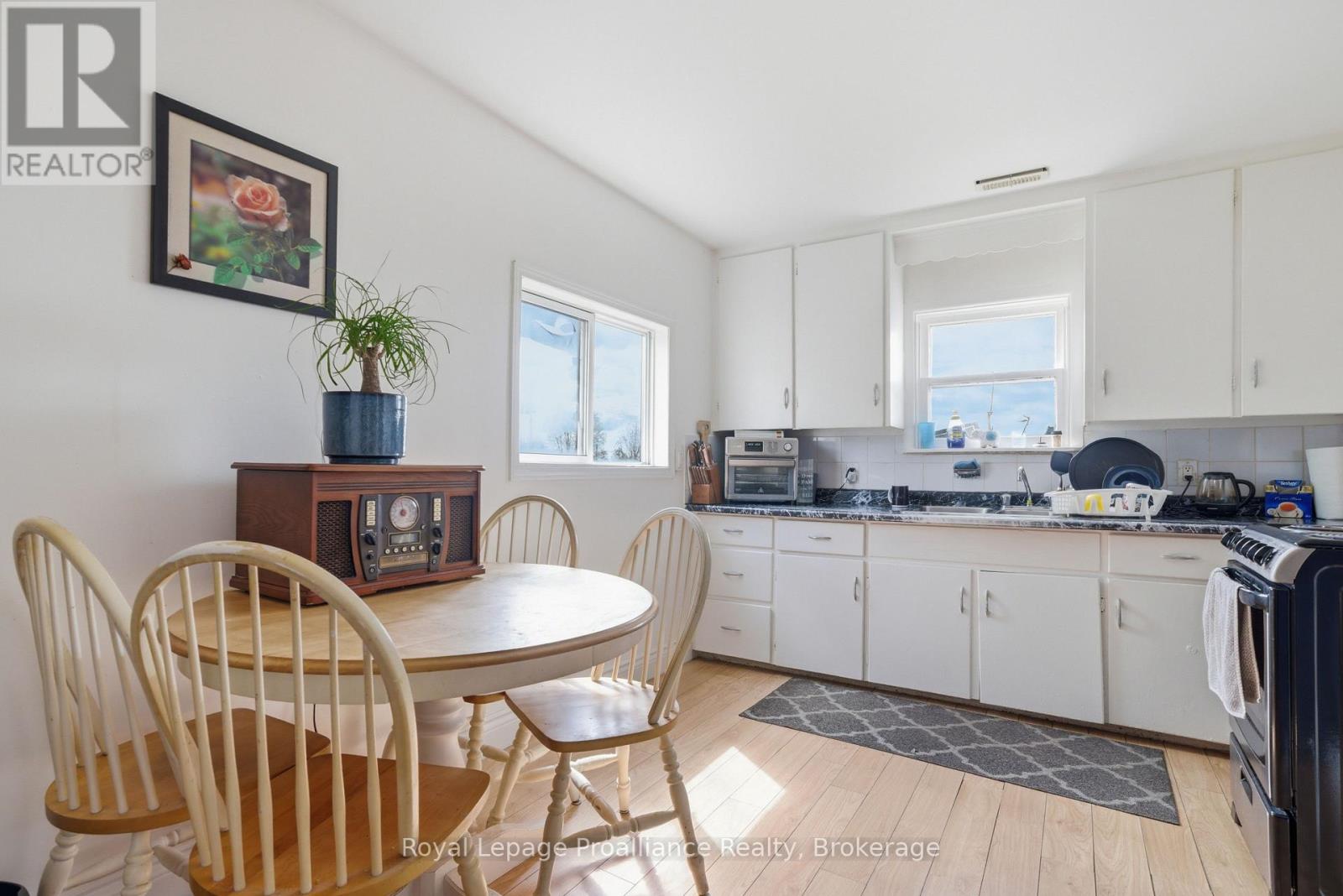 199 DUNDAS STREET E - 29