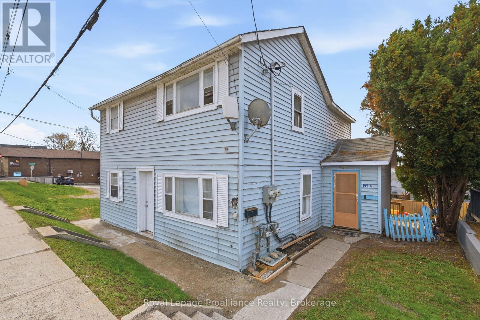 199 DUNDAS STREET E - 3