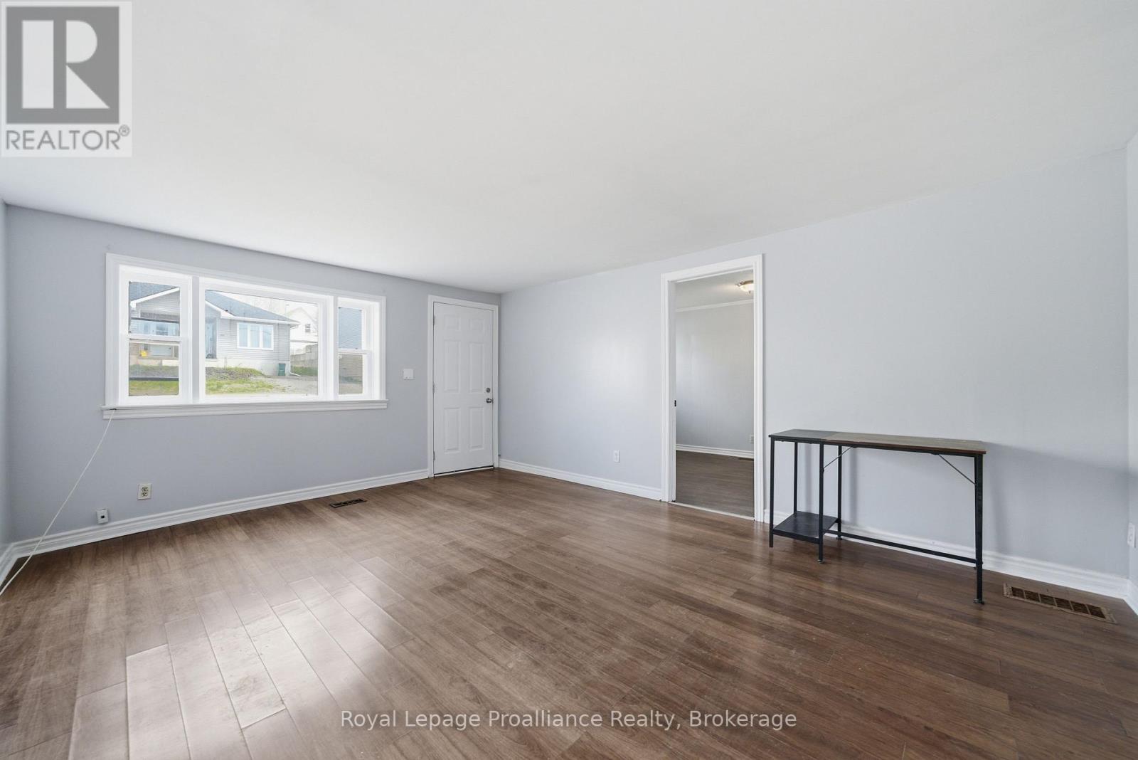 199 DUNDAS STREET E - 7