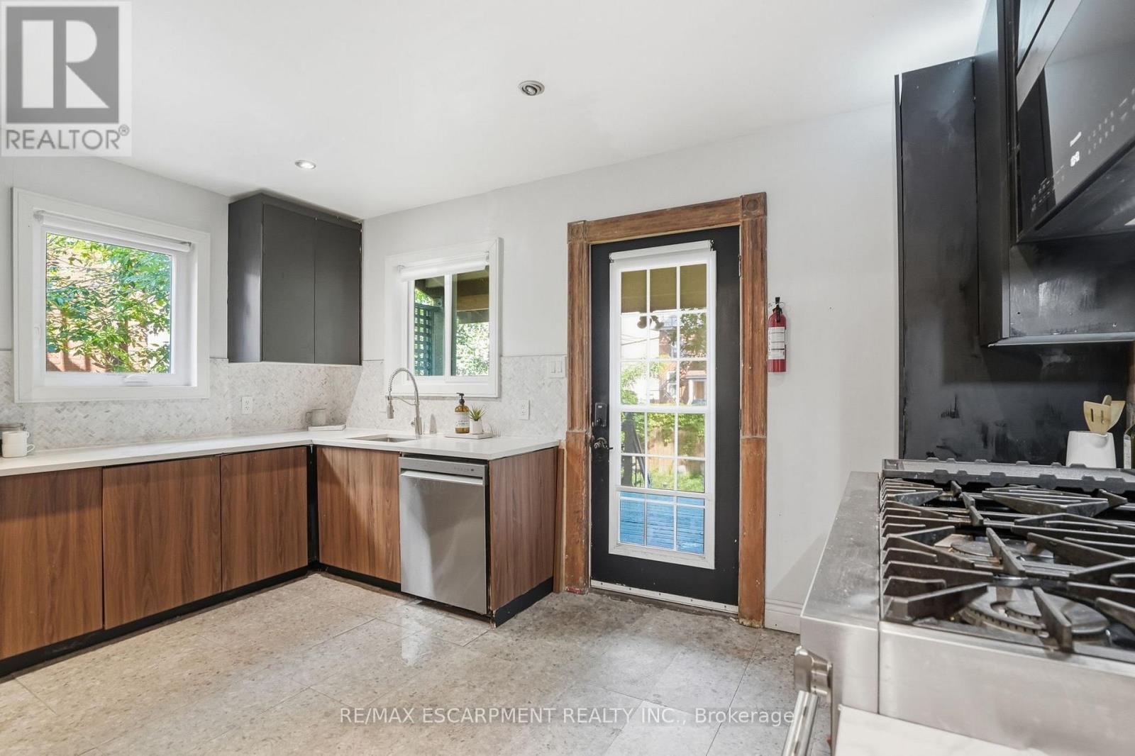 101 VICTORIA AVENUE S - 18
