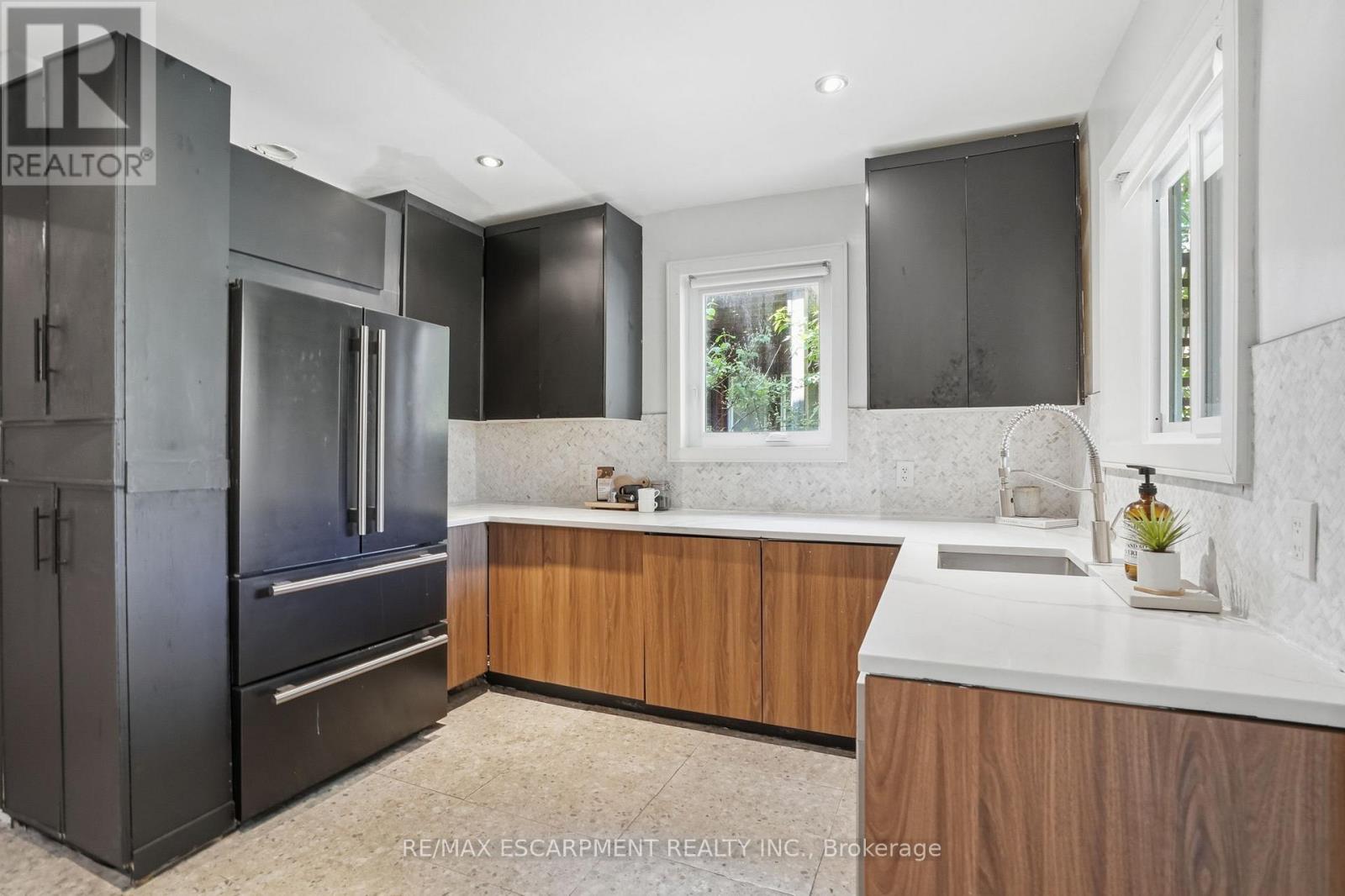 101 VICTORIA AVENUE S - 19