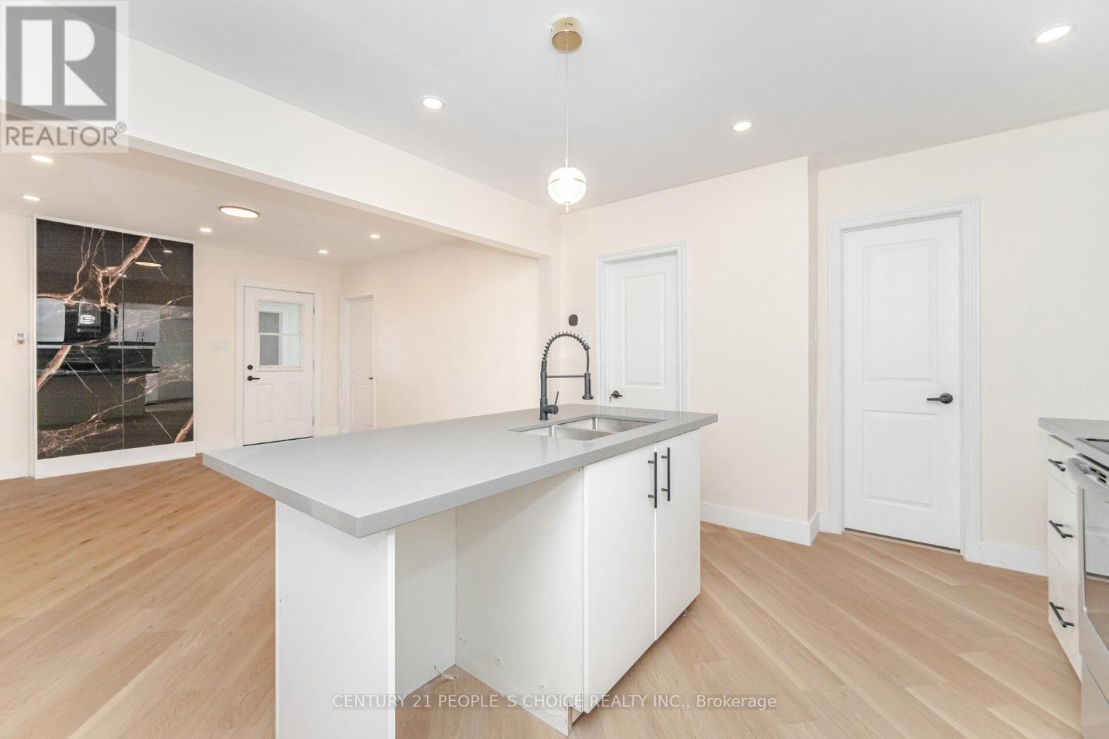 45 WELLINGTON STREET N - 17
