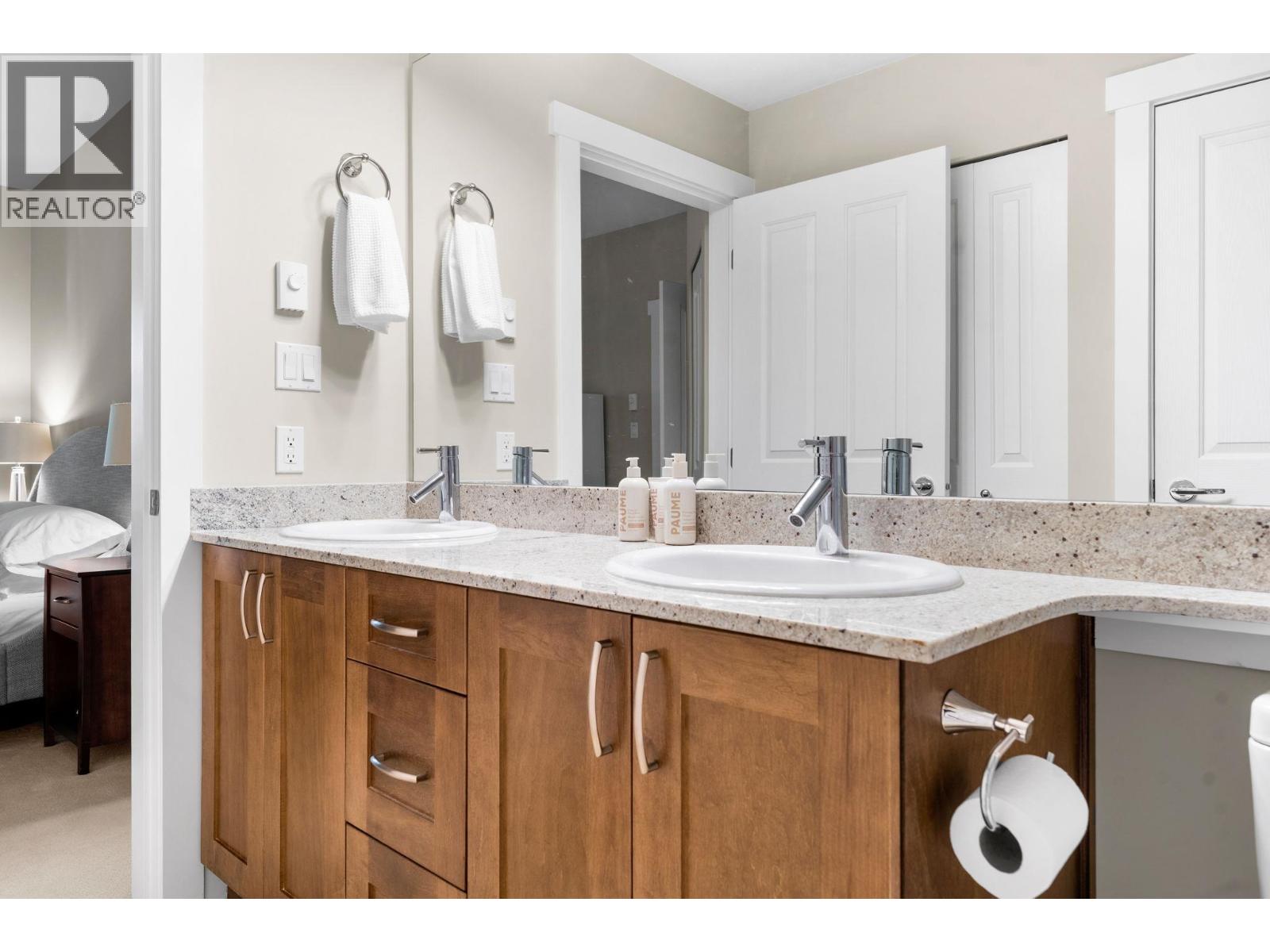 101 2601 WHITELEY COURT, North Vancouver