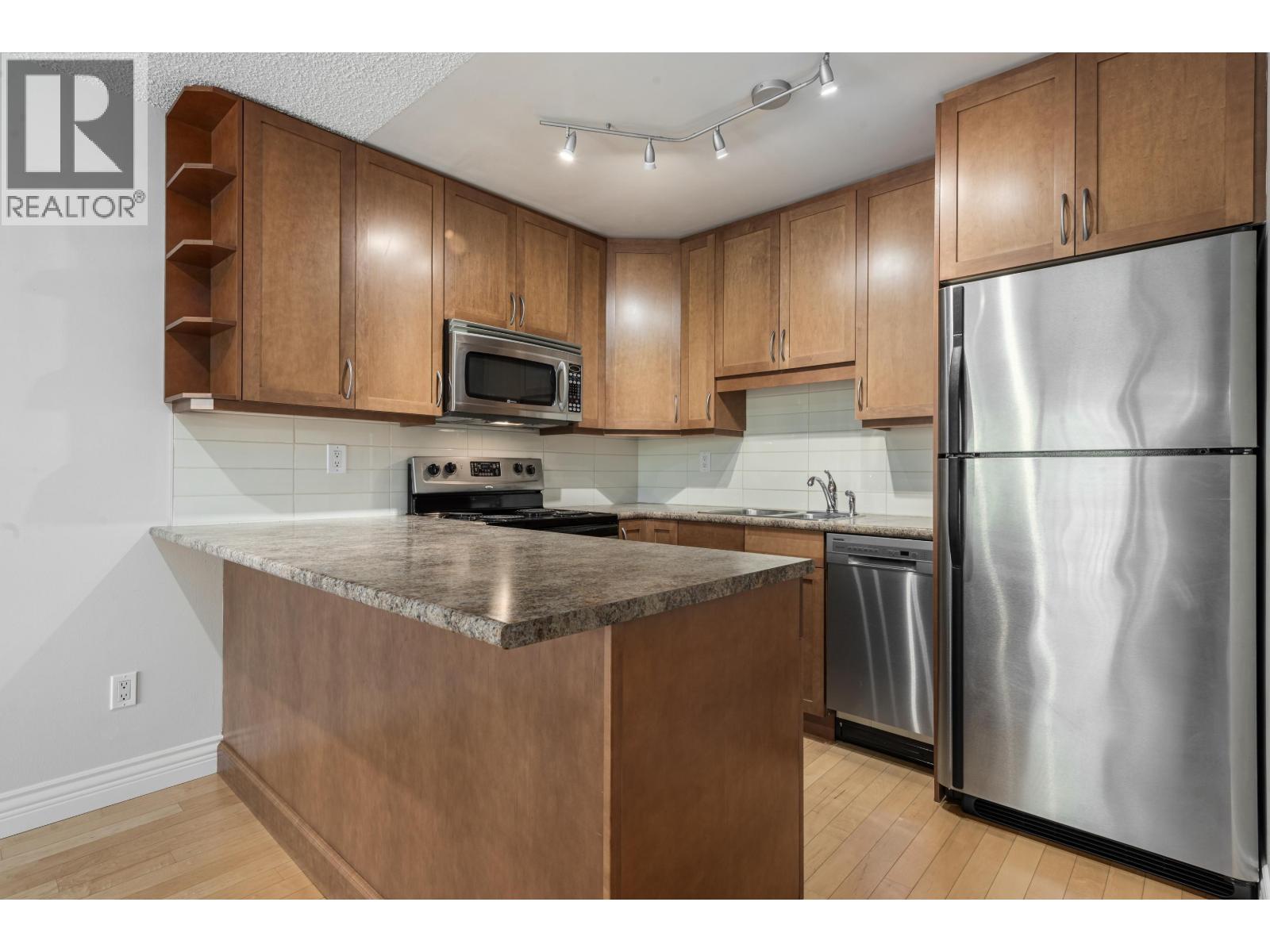 401 2920 ASH STREET — photo 2
