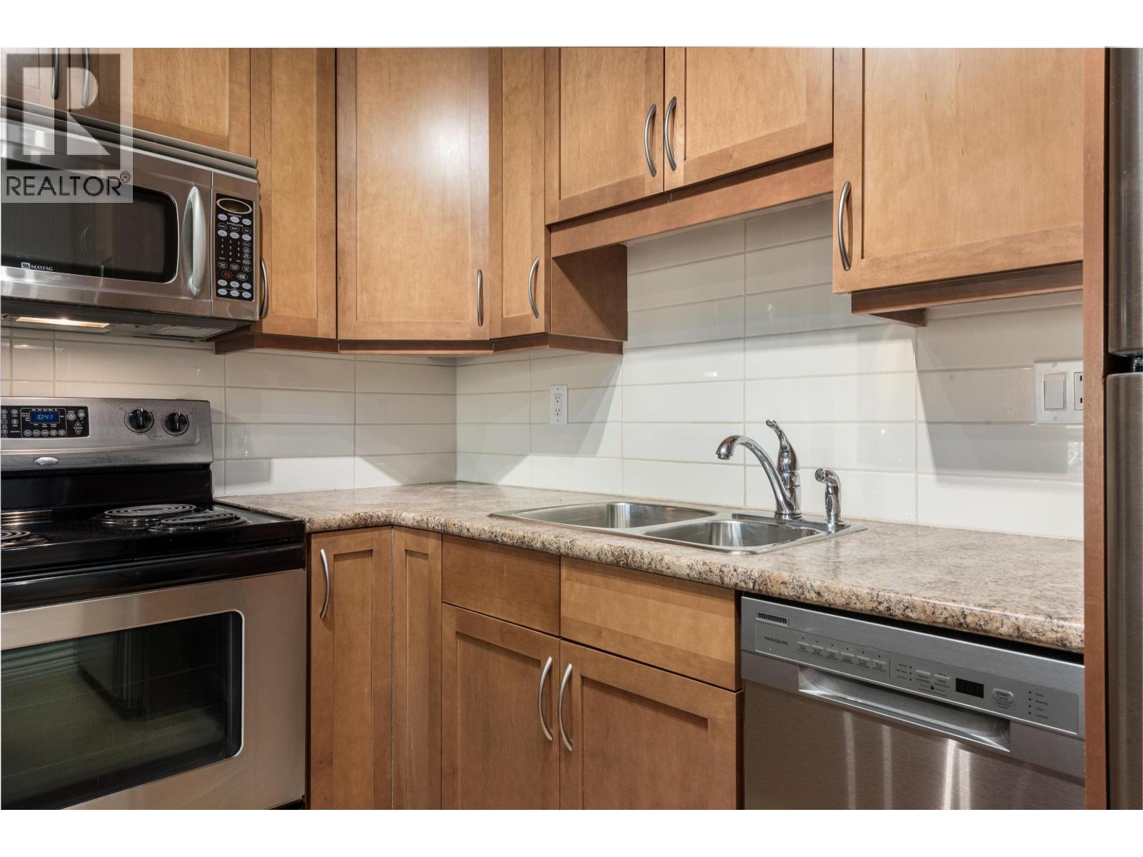 401 2920 ASH STREET — photo 3